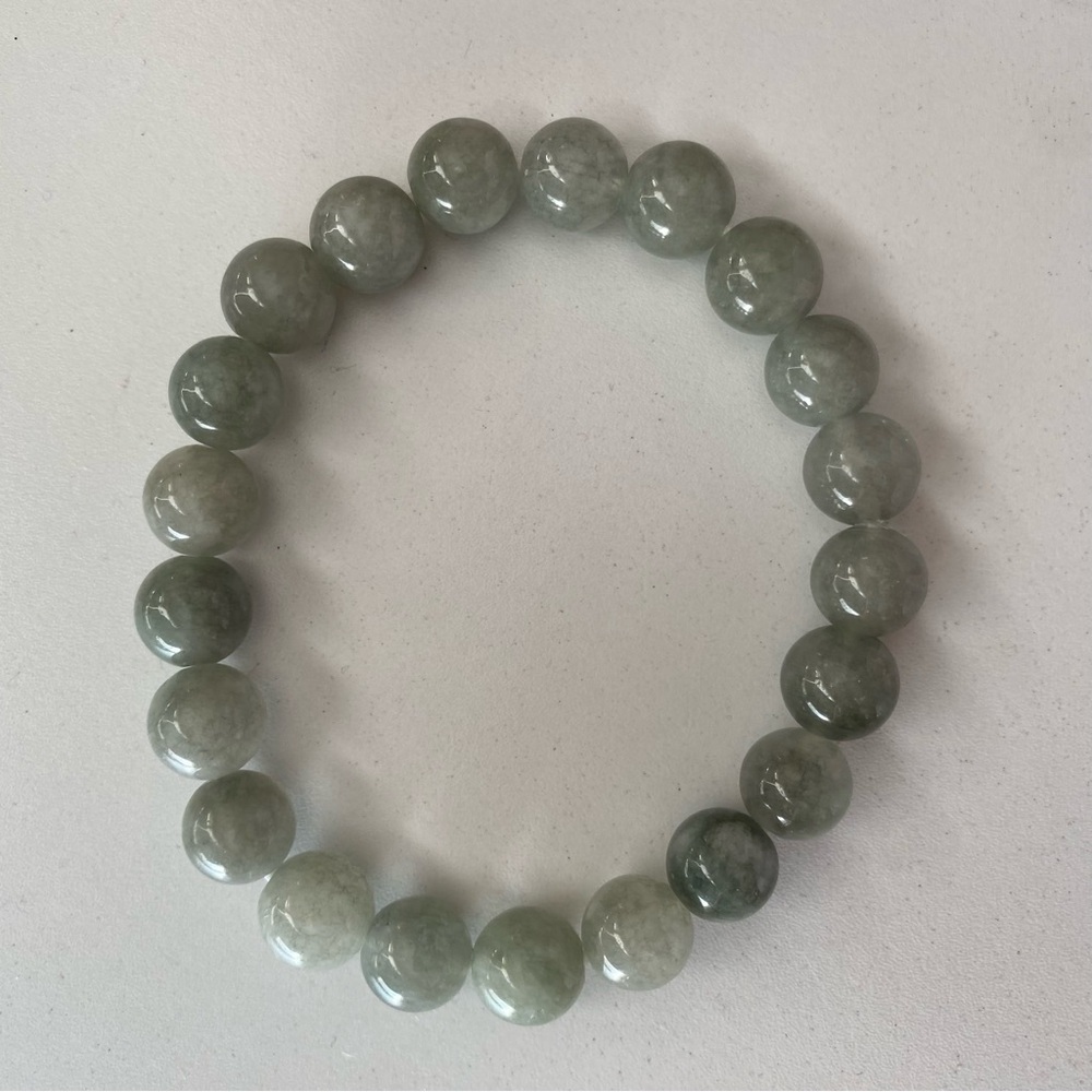 Burmese Jade 10mm stretchy Bracelet Size 7 - Picture 2 of 4